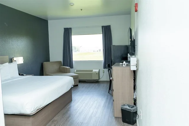 غرفة بسرير كينج لذوي الإعاقة، OYO Townhouse Donaldsonville - Gonzale 2/6