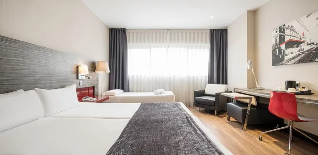 Room, Triple, with Child Extra Bed، Ilunion Barcelona 2/4
