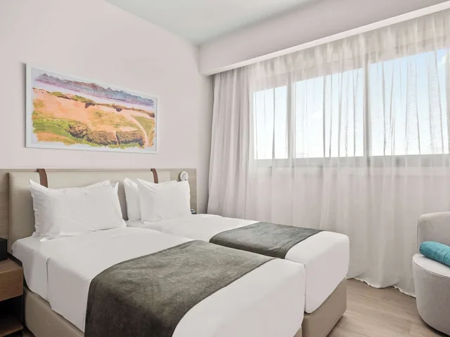 Classic, Twin Beds, Convertible Double Bed، Mercure Larnaca Finikoudes Beach 5/10