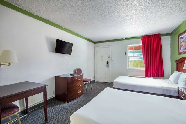 غرفة بسريرين مزدوجين، Americas Best Value Inn Denver 1/3