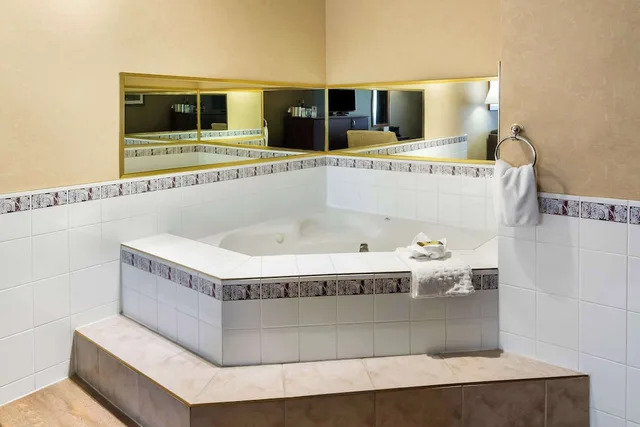 غرفة شهر العسل بسرير كينج بحوض جاكوزي، Best Western Plus Osoyoos Hotel And Suites 8/8