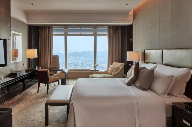 غرفة ديلوكس بسرير مزدوج بإطلالة على المدينة، The Ritz Carlton Hong Kong 2/4