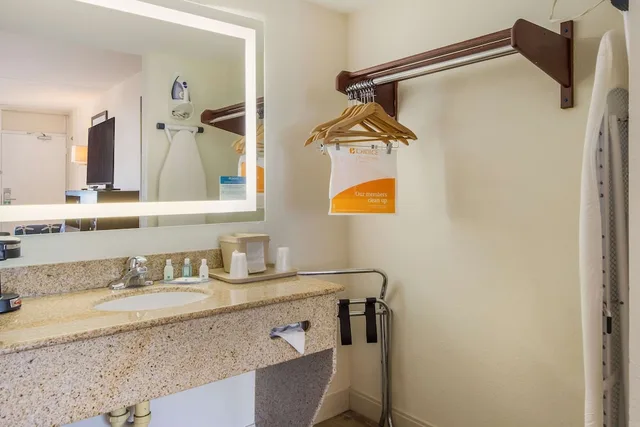 Upgrade, Suite, King Bed, Sofa، Quality Inn Bradenton Sarasota North 4/4