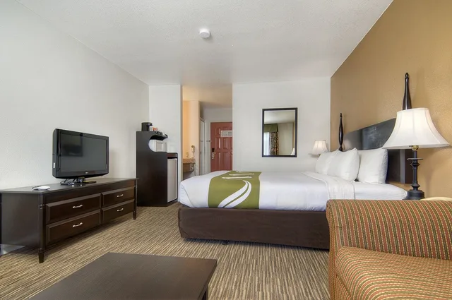 غرفة قياسية بسرير كينج مع أريكة، Quality Inn & Suites Tulare CA 9/10