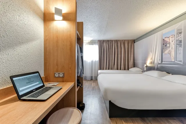 غرفة ثلاثية بسرير مزدوج وسرير فردي، B&B HOTEL Narbonne 2 3/5