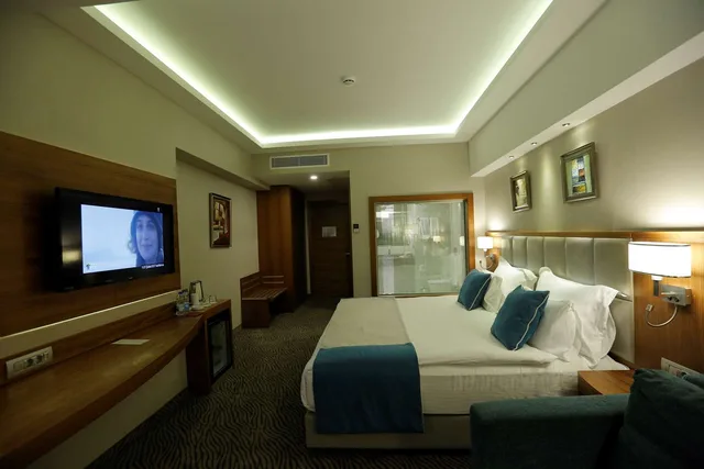 غرفة ديلوكس بسرير كينج مع أريكة بحوض استحمام للمدخنين، Karsiyaka Convention & Spa Hotel 3/5