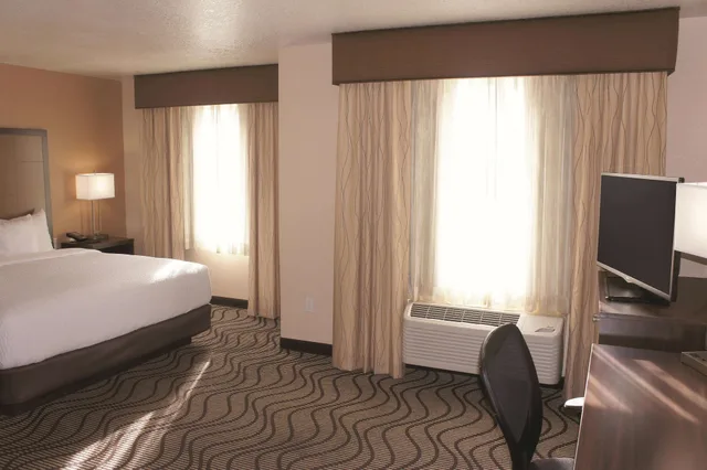 غرفة بسرير كينج لذوي الإعاقة، La Quinta Inn & Suites by Wyndham Las Vegas Red Rock 2/3