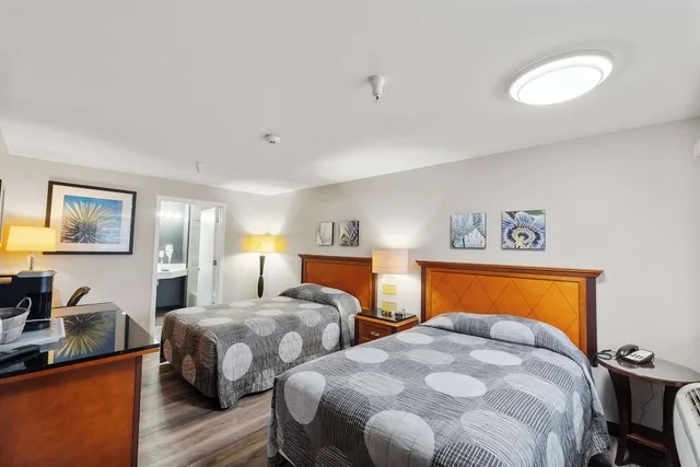 غرفة بسريرين مزدوجين، Basecamp Puyallup a Travelodge by Wyndham 3/10