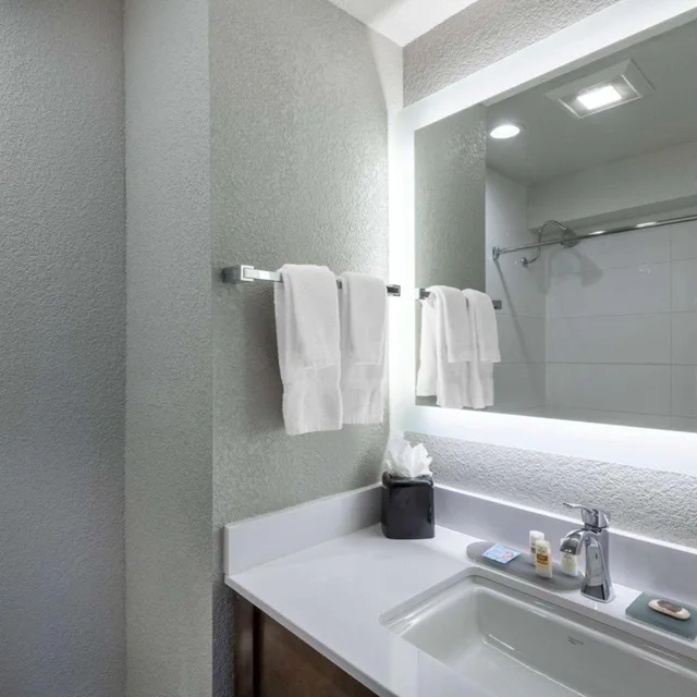غرفة تنفيذية بسرير كينج مع أريكة، La Quinta Inn and Suites by Wyndham Anchorage Airport 2/2