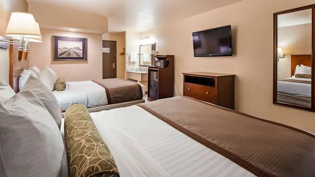 غرفة قياسية بسريرين كوين يُسمح فيها بالحيوانات الأليفة، Best Western Desert Oasis 2/7