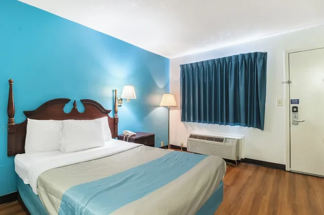 غرفة قياسية بسرير كوين لذوي الإعاقة، Motel6 Southgate, MI - Detroit 2/4