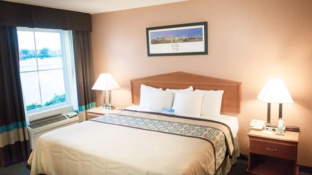 جناح بسرير كينج بحوض جاكوزي، Days Inn & Suites By Wyndham Thibodaux 4/10