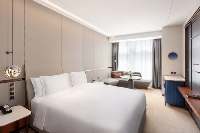 غرفة قياسية بسرير كينج مع دخول صالة النادي، Crowne Plaza Qingdao Jinshui 1/8