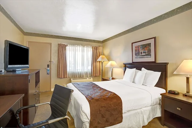 Standard, Queen Bed, Travelodge by Wyndham Everett City Center 3/7