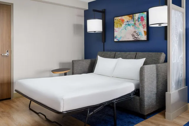 غرفة بسريرين مزدوجين مع أريكة في طابق مرتفع، Hyatt Place Orlando / I-Drive / Convention Center 3/7