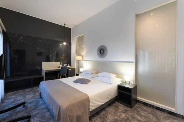 جناح جونيور فاخر بشرفة، Hotel Salona Palace 4/9