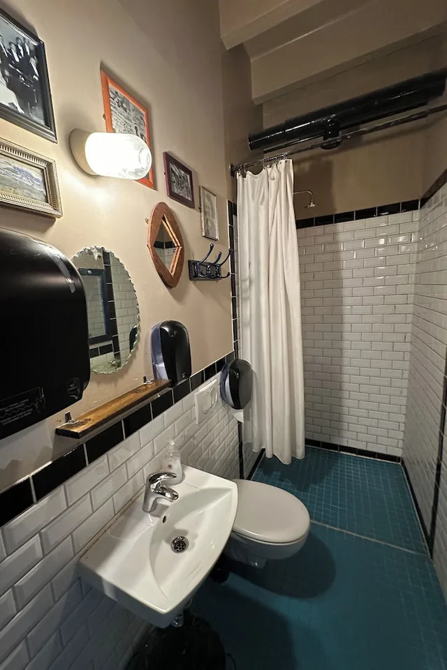 Female Dorm, Female Only, 6 Beds, Shared Bathroom, Kex Hostel Reykjavík 3/3