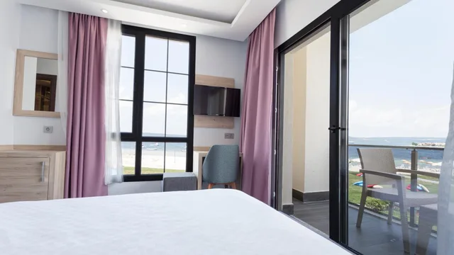 غرفة بسرير مزدوج أو سريرين منفصلين بإطلالة على المسبح، Sunsan Hotel 6/10