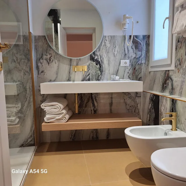 غرفة ثلاثية، Hotel Maxim 5/7