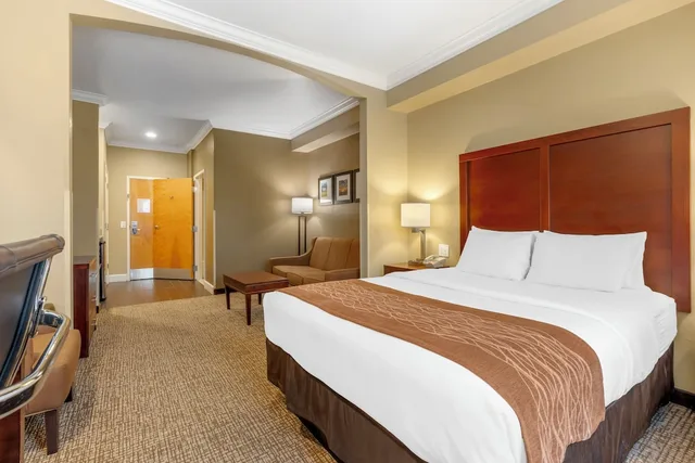 جناح بسرير كينج مع أريكة في الطابق العلوي، Comfort Inn Arcata Humboldt Area 3/8