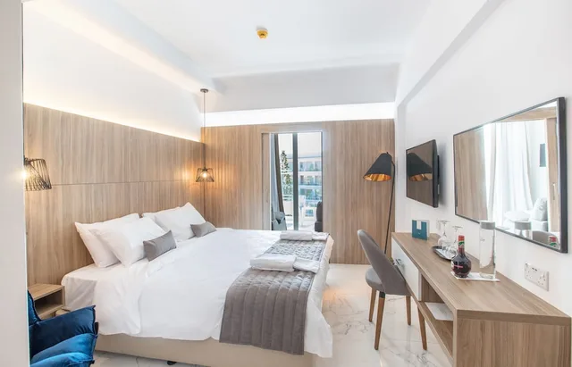 جناح ديلوكس بسرير مزدوج بإطلالة على البحر، Blue Ivy Hotel And Suites 1/4