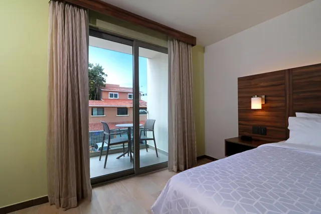 جناح بسرير كينج بشرفة مع أريكة، Holiday Inn Express And Suites Playa Del Carmen 1/8