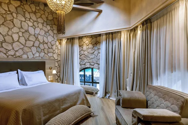 جناح بسرير كوين مع أريكة، Athens Manor Houses 3/10