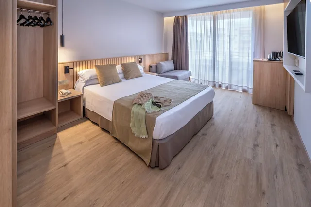 غرفة قياسية بثلاثة أسرّة بشرفة مع سرير إضافي، GHT Oasis Tossa & Spa 2/10