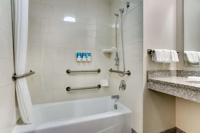 جناح بسريرين كوين بغرفتين مع أريكة بحوض استحمام لذوي الإعاقة، Drury Inn & Suites Orlando 3/4