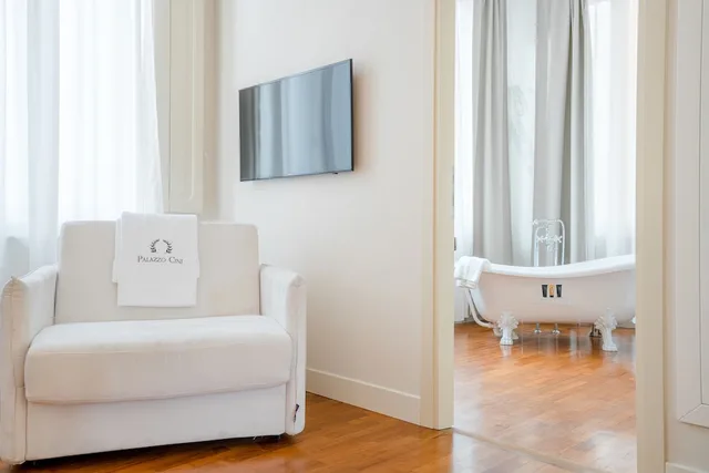 غرفة سوبيريور ثلاثية بسرير كوين مع أريكة بحوض استحمام، Palazzo Cini Luxury Rooms In Pisa 6/8
