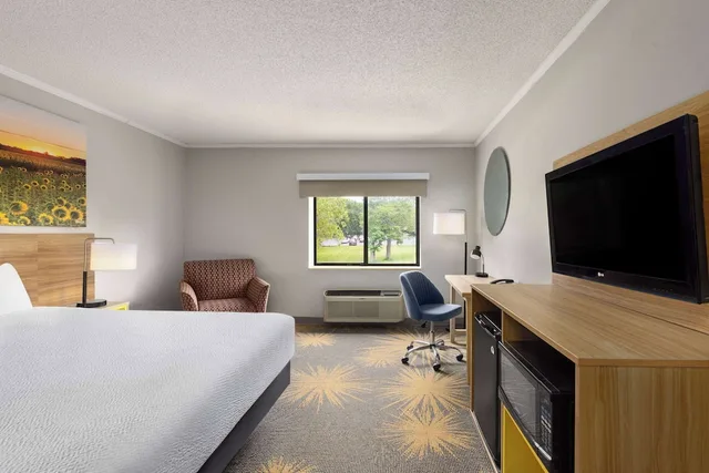 Room, King Bed, Days Inn & Suites By Wyndham Kansas City South 1/7