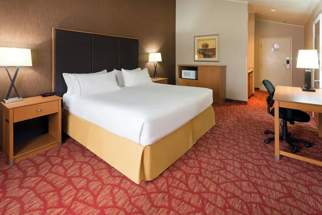 جناح بسرير كينج بمنطقة جلوس، Holiday Inn Express Grants Pass 1/3