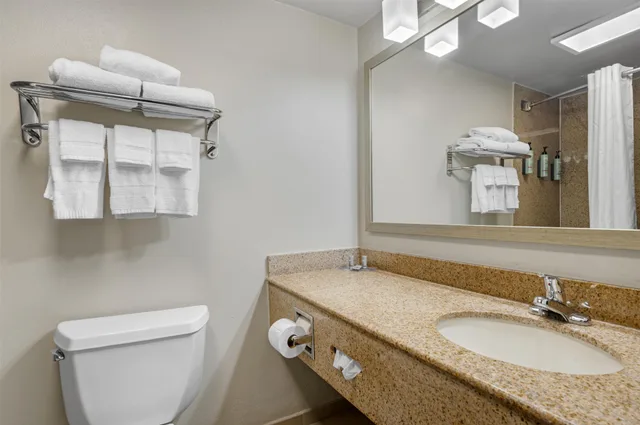 غرفة ثلاثية بسرير كينج، Best Western Center Inn 6/9