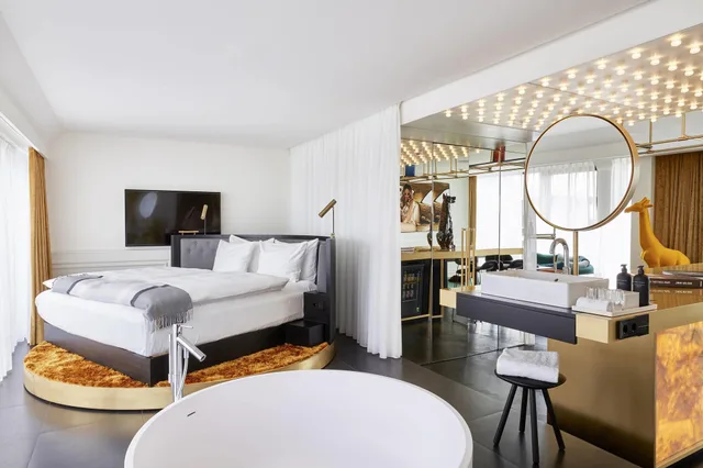 Suite, Double Bed, Roomers Munich, Autograph Collection 2/3