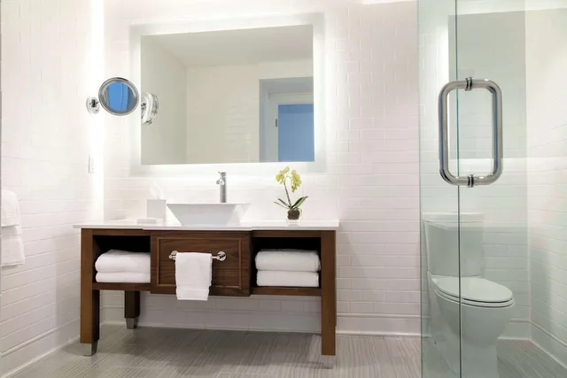غرفة بسريرين كوين بشرفة بإطلالة جزئية على البحر لذوي الإعاقة، Hilton Key West Resort & Marina 5/9