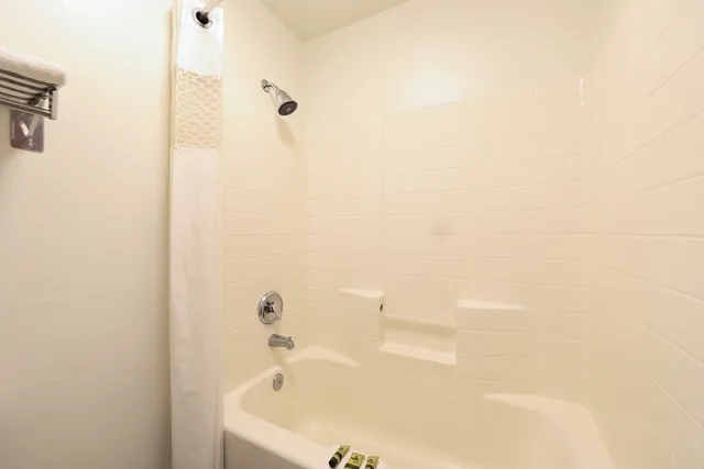 Luxurious King Suite with Jetted Tub and Balcony- Ocean view، Siletz Bay Beachfront Hotel by OYO Lincoln City 8/8