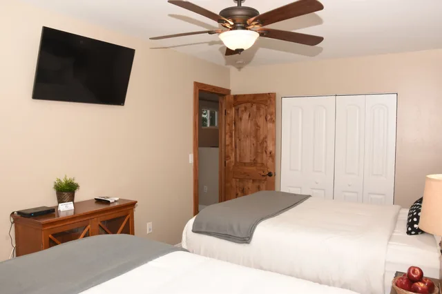 1 Bedroom, Downstairs, Deluxe, Suite, 2 Queen Beds, Kitchen، Apple Tree Inn 2/2