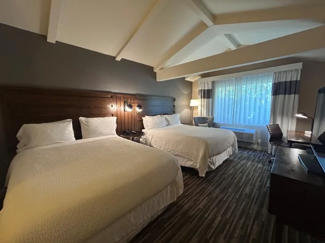 غرفة بسريرين مزدوجين يُسمح فيها بالحيوانات الأليفة، Best Western Premier Plainview-Long Island Hotel 1/2