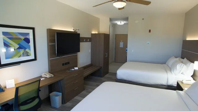 غرفة قياسية بسريرين كوين لذوي الإعاقة، Holiday Inn Express Suites South Padre Island 2/4