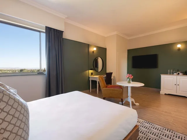 غرفة كلاسيكية بسرير مزدوج بإطلالة على المسبح، Movenpick Hotel Windhoek 4/7