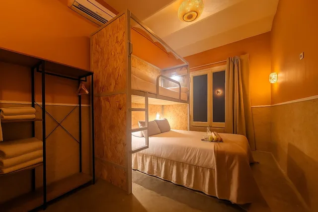 غرفة ثلاثية بسرير مزدوج وسرير بطابقين بحمام مشترك، The Loft Hostel 6/10