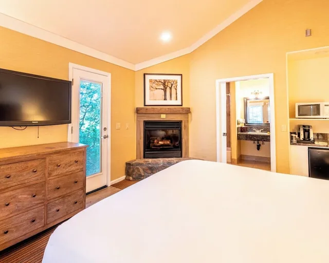 Cottage, King Bed, Tenaya Lodge At Yosemite 2/3