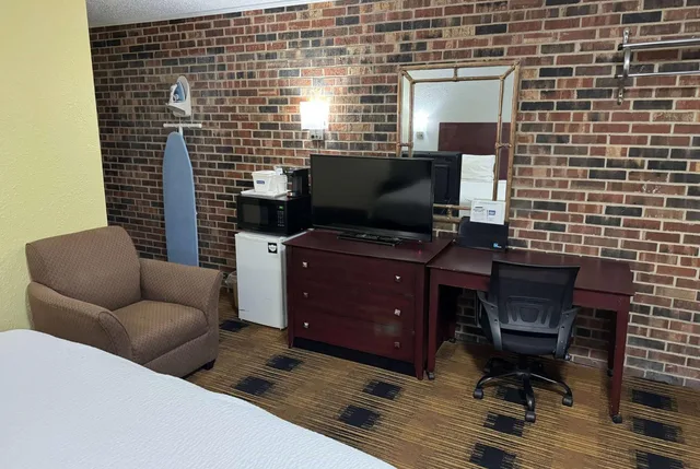 Studio, King Bed, Smoking, Travelodge By Wyndham Airport Platte City 1/1