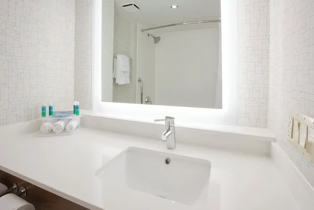 جناح بسرير كينج لذوي الإعاقة، Holiday Inn Express Roseville-St. Paul 3/3