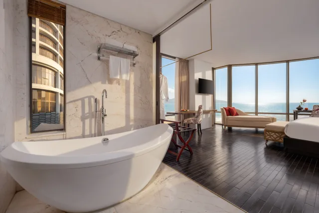 Premier, Suite, Beach Front, Holiday Beach Hotel Danang 5/5