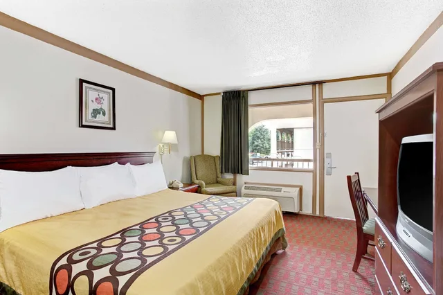 غرفة قياسية بسرير كينج للمدخنين، Super 8 by Wyndham Williamsburg/Historic Area 1/4