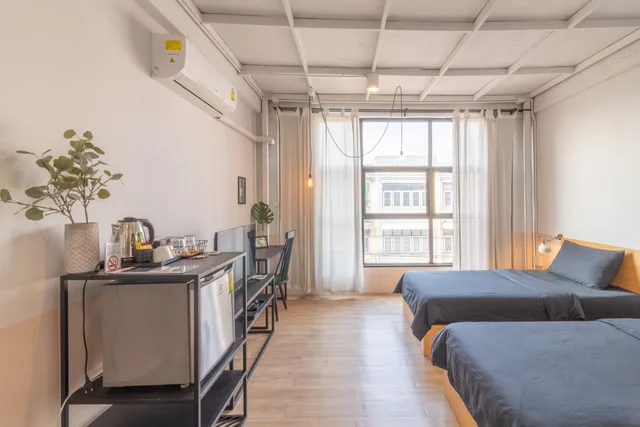 Standard Twin Room with Private Bath، Beige Poshtels Hostel 3/4