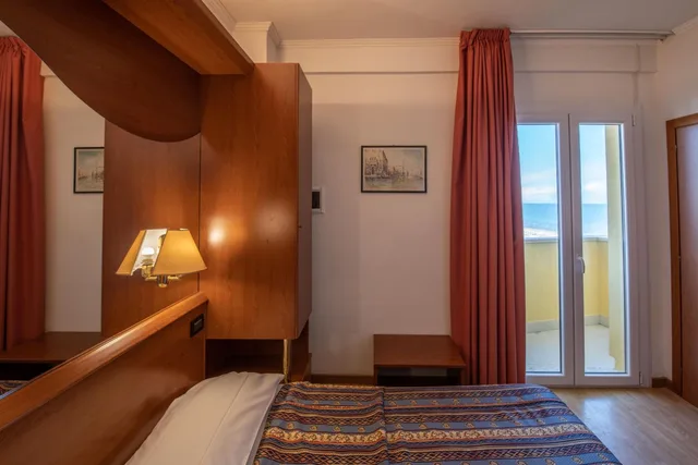 غرفة بسرير مزدوج أو سريرين منفصلين بإطلالة جزئية على البحر، HOTEL MONDIAL 5/6