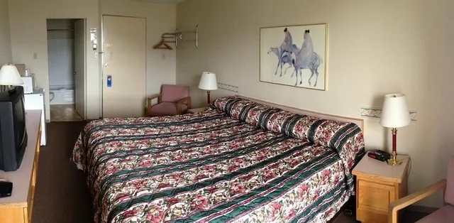 غرفة بسرير كينج بإطلالة، Hospitality Inn 3/4