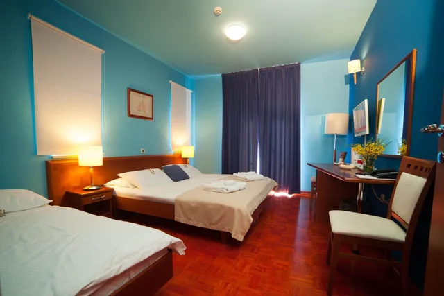 غرفة قياسية ثلاثية، HOTEL MANORA 2/6